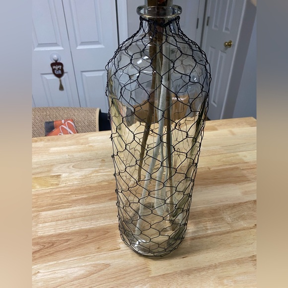 Chicken wire vase with greenery - Picture 3 of 12